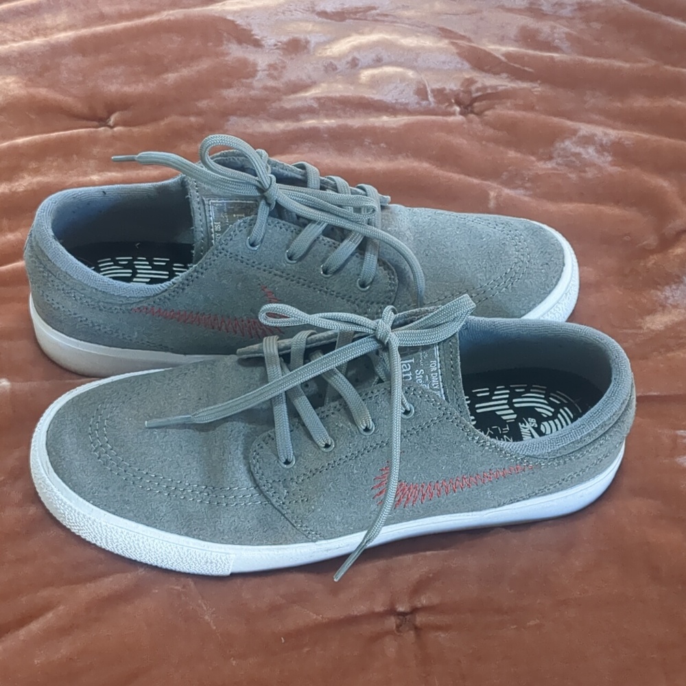 Nike Flyleather Stefan Janoski SB Gray Sneakers with Red Swoosh Detail